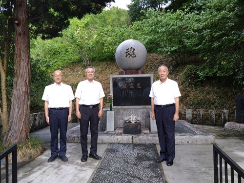 副町長、総務課長とともに忠魂碑前で