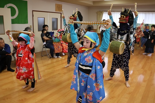 屋内で奉納された「河井のささら」