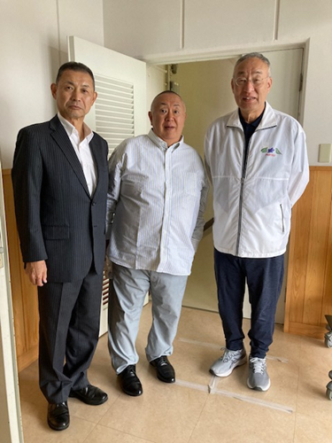 気さくに写真撮影に応じてくれた松村氏(中央)
