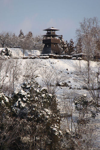 すっかり雪化粧した城山と、青空