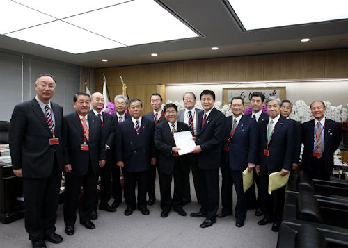 大臣に要望書を手渡してきました