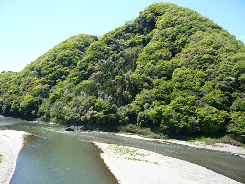 大瀬橋から鎌倉山を仰ぐ