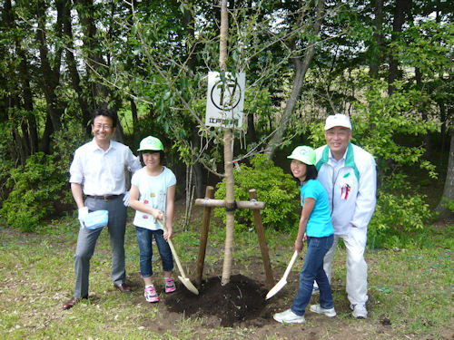 大塚益子町長と植樹した子どもたち