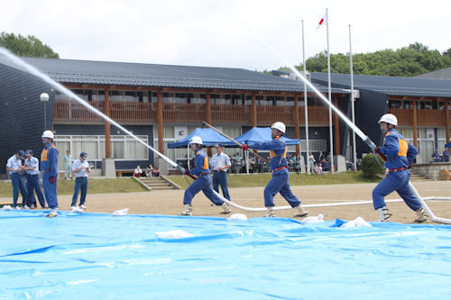 真剣な面持ちで競技に挑む選手たち