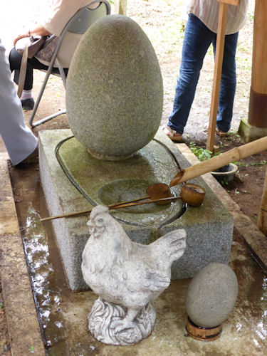 鶏と卵の石像