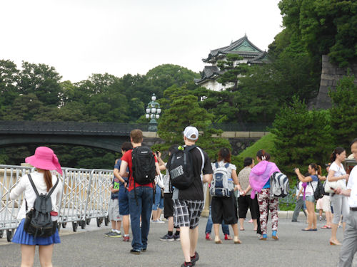 二重橋の前から宮城を仰ぐ