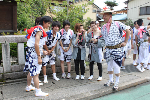 若者たちも多く参加する夏祭り