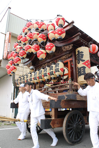 山車巡行は迫力満点！