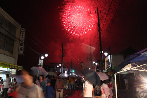 雨にもかかわらず、何人もの人が花火を見上げていました