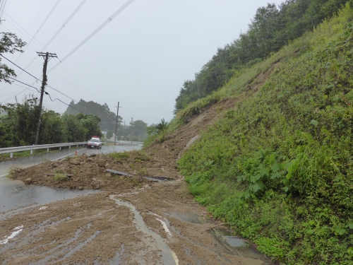 土砂崩れにより道路は一時通行止め