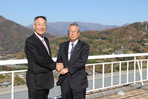 神奈川県丹沢山を背に