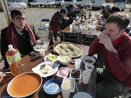 林の新そば祭りを満喫する２人