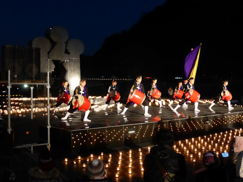キャンドルに包まれた石舞台の上での琉球國祭り太鼓