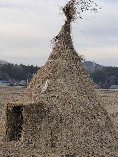 小山のどんど焼き。それぞで少しずつ違いがあります