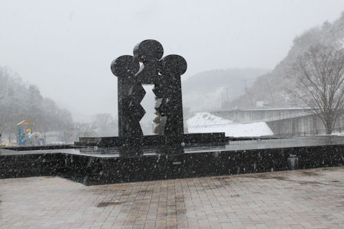 雪降りしきる道の駅。今週こそ、晴れますように!