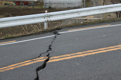 大きな亀裂の入った道路