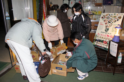 食料などを手分けして配布