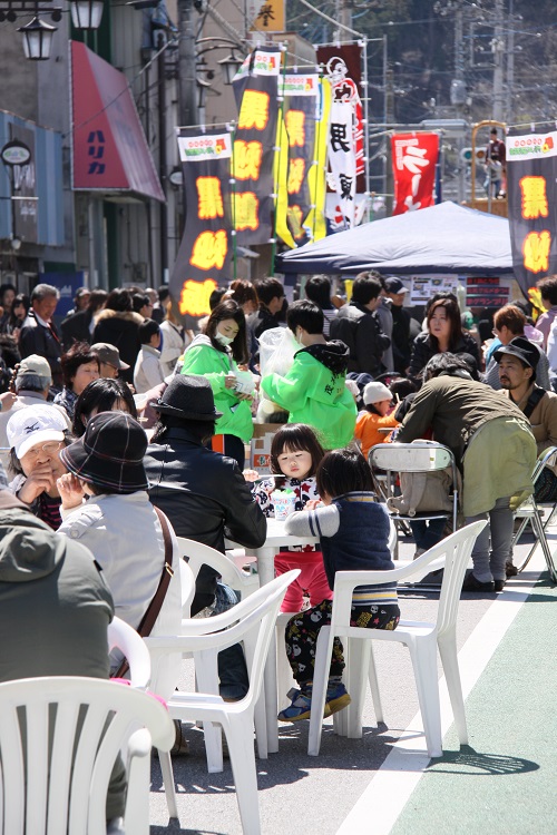 多くの人たちでにぎわう「うまいもの市」