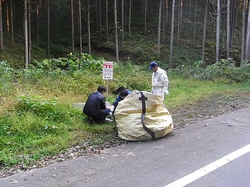 建築廃材（犯人特定後撤去させた）