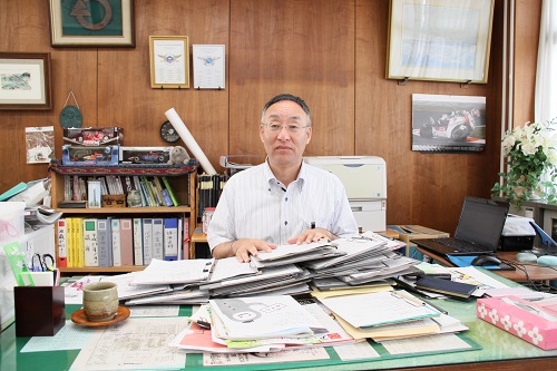 またよろしく。机の上は、相も変わらず書類の山・・・