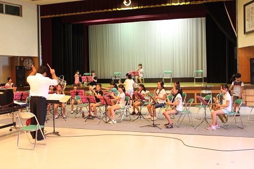 軽快な音楽を奏でる茂木小学生