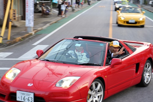 赤のオープンカー「かっこいいでしょ」