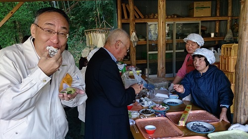 おにぎりも漬物も格別にうまい！