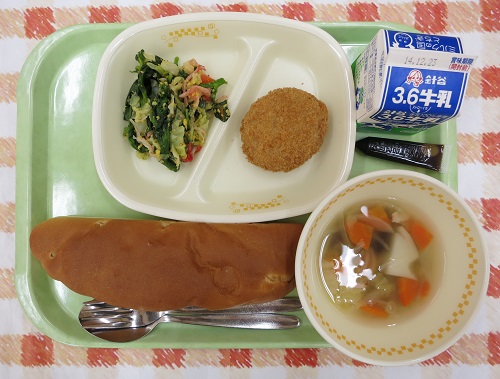 子どもたちは、こんな給食を食べているんですね。