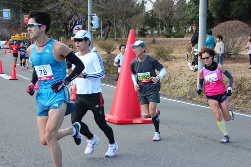 大勢のランナーが茂木の町を駆け抜けました