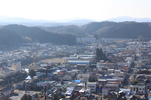 小学校のそばには逆川が流れる