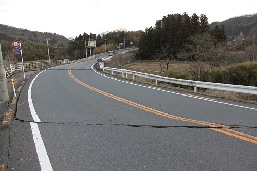 道路には亀裂が