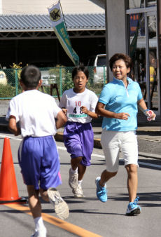 宮原美佐子さん、力走中