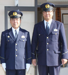左から野口茂木警察署長、阿久津さん