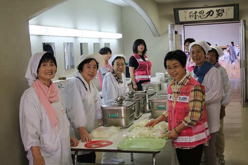 避難者に水や非常食の配布・炊き出し訓練を実施(茂木高校)