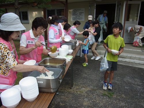 炊き出し訓練はカレーを配りました(中川中学校)