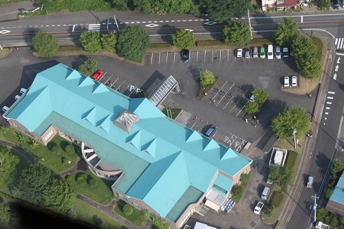 避難所になっている元気アップ館(県消防防災ヘリからの様子)