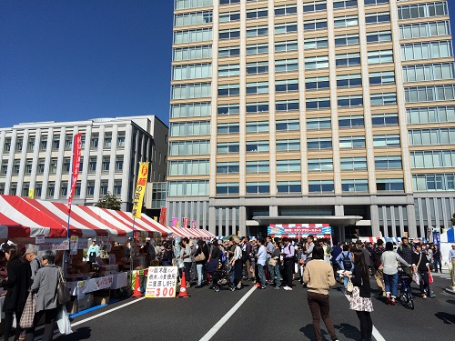 県庁前広場は大にぎわい