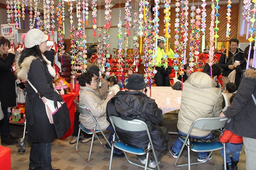 ひなまつり展に訪れた多くのお客さまをおもてなし(今年2月)