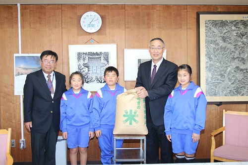 中川小学校の皆さんからおコメの寄贈を受けました