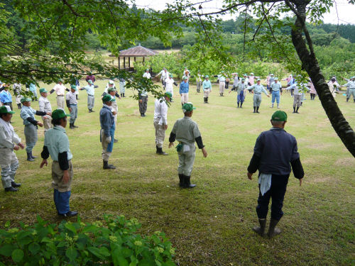 まずはラジオ体操で体をほぐします