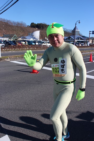 本町職員も町のマスコットキャラクターゆずも?に扮して参加