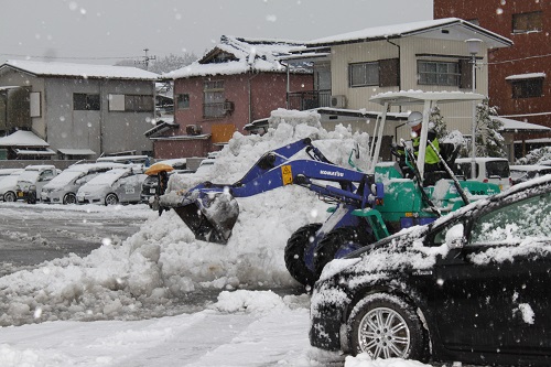 役場駐車場の除雪の様子