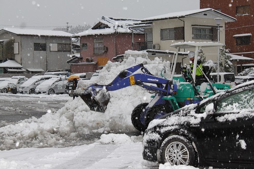 役場駐車場の除雪の様子