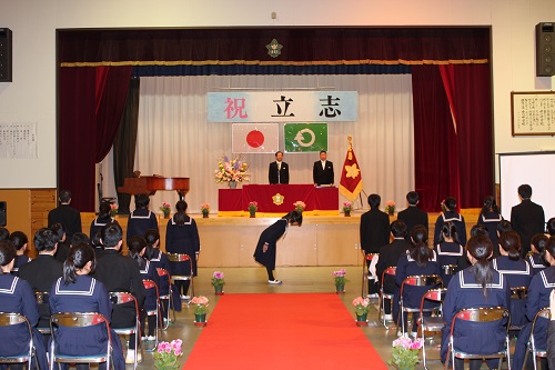 中川中学校では１０名の生徒が立派に立志を迎えました