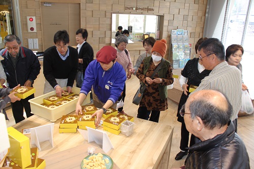 焼きあがってもすぐに完売。ご迷惑をおかけします。